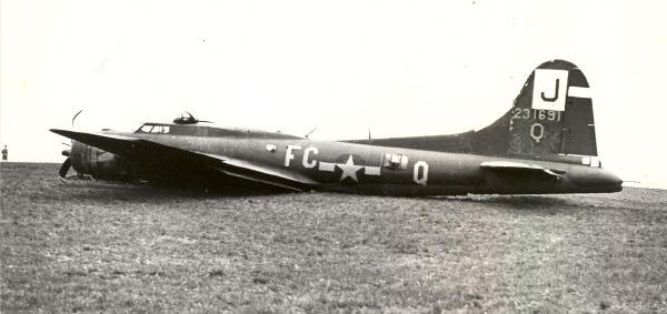 <i>Foto: vom Zeitzeugen Josef Bertschi, Jg. 1920, Landwirt v. Höri</i>
Am 13. April 1944 macht ein Bomber eine Crash-Landung im Höhragen bei Niederglatt.
Die sogenannte "Fliegende Festung" B-17G (Serien-Nr. 4231691) mit der Kennung Q-FC von der 390st Bomb Group/571 Bomb Squadron war im englischen Framlingham stationiert. Die Besatzung blieb unversehrt und wurde von unserer Bevölkerung informiert, dass sie in der Schweiz gelandet seien. 