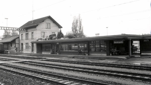 1989, Ansicht Bahnhof alt und neu von Gleisen her.