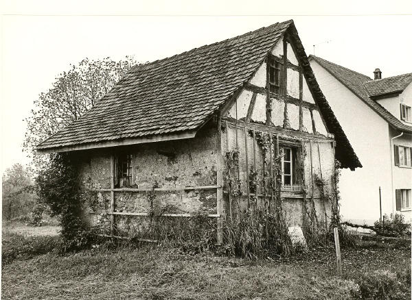 Baujahr 1764, Foto 1965
Dieses Speicherhäuschen an der Bühlstrasse gehörte zum alten Bauernhaus (Zehntenscheune) nebenan.