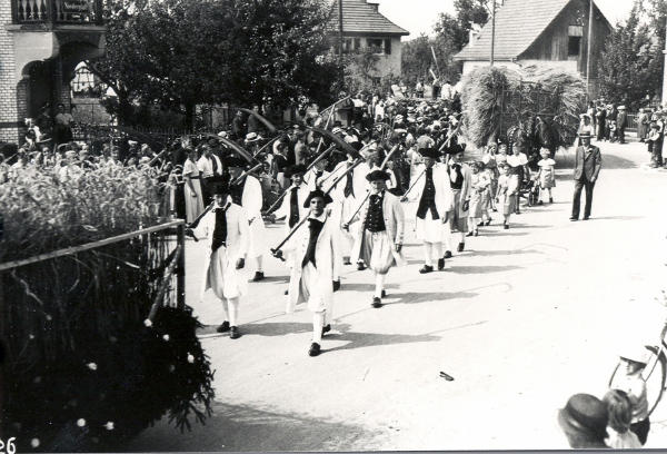 Schnittersonntag, eine Gruppe Mäher.