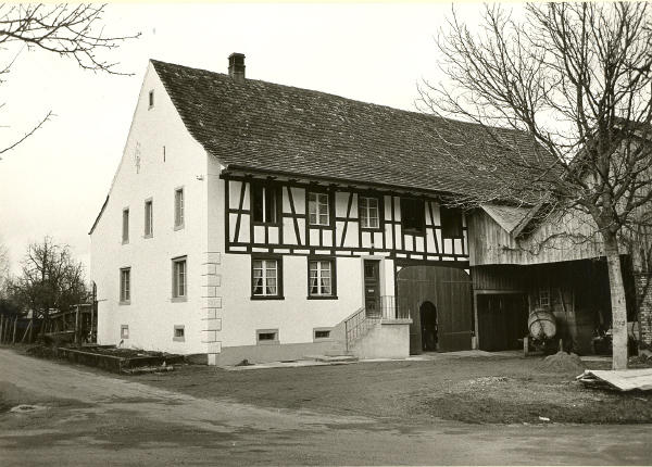 Foto: Dezember 1965
Noch fehlen nach der Renovation die Fensterläden. Der Hausname "Obstgarten" wurde weggelassen.