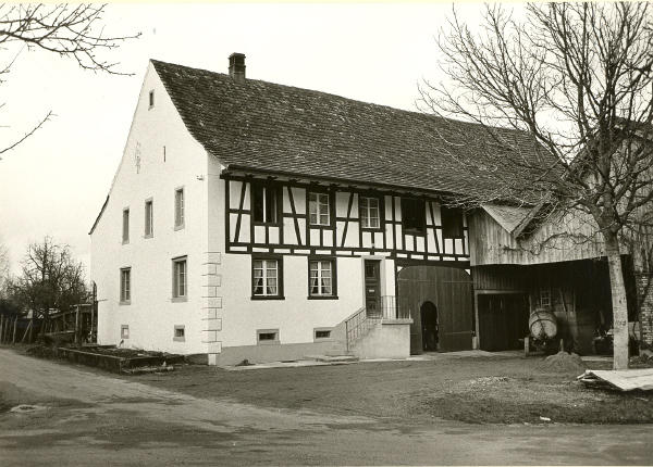 Foto: Dezember 1965
Noch fehlen nach der Renovation die Fensterläden. Der Hausname "Obstgarten" wurde weggelassen.
