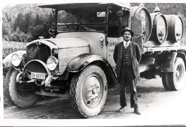 Foto 1930-35
Lastwagen mit Hans Haupt, 1897, Weintransport für den Löwen.