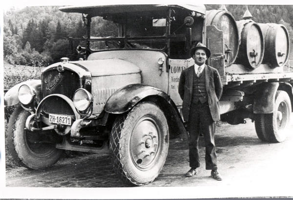 Foto 1930-35
Lastwagen mit Hans Haupt, 1897, Weintransport für den Löwen.