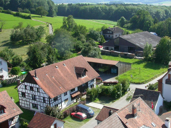 Das umgebaute "alte Bauernhaus" an der Bühlstrasse aus der Vogelperspektive.
