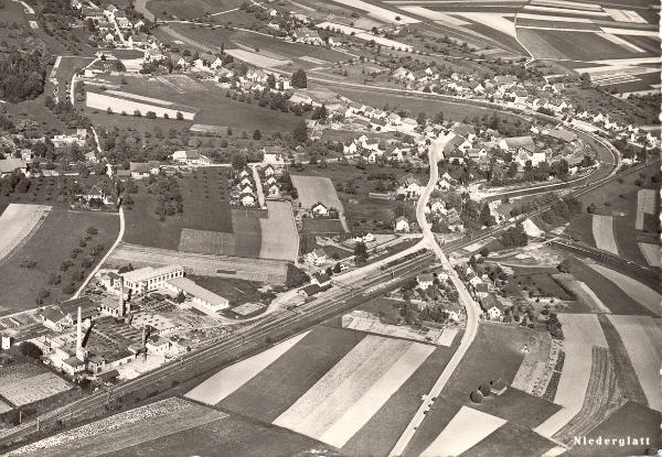 Foto 02, ca. 1945
Diese Postkarte zeigt Niederglatt aus der Luft. Am oberen Bildrand ist die Nöschikoner Brücke zu sehen.