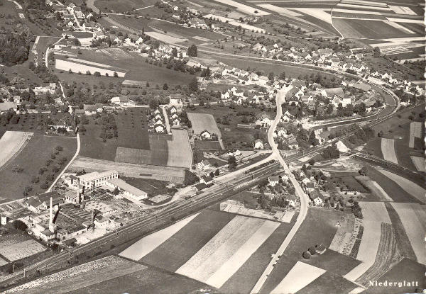 Foto 02, ca. 1945
Diese Postkarte zeigt Niederglatt aus der Luft. Am oberen Bildrand ist die Nöschikoner Brücke zu sehen.