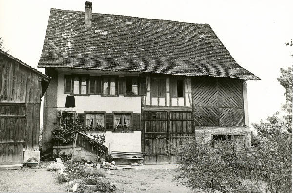 Foto 1965
Das ehemalige Bauernhaus der Familie Gottfried Wolf, an der Bühlstrasse.