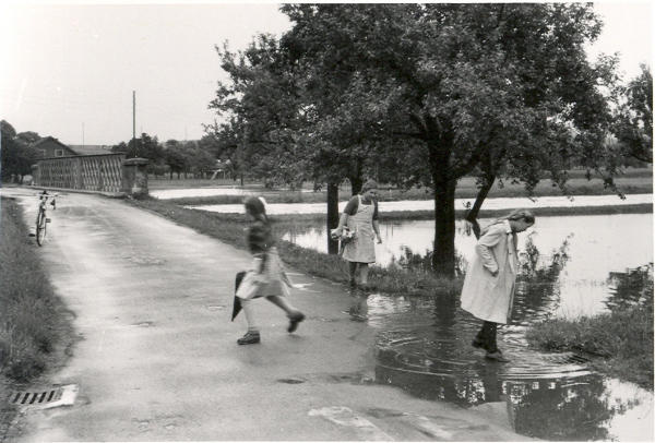 Hochwasser Glatt, 1968 überflutet Eichi- und Guet-Wiesen.