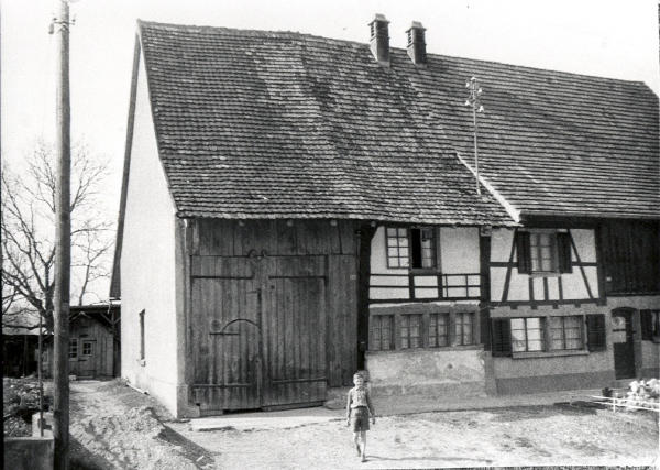 Die Aufnahme datiert aus dem Jahre 1946.
Dieses Haus an der Bühlstrasse war bis ca. 1900 mit einem Strohdach bedeckt.