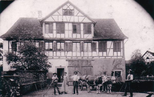 Geburtshaus der Ringgers (alt Salzauswägers), später der Hof des Heinrich Meierhofers in der Grafschaft.
Das Haus brannte 1938 ab.
Auf dem Foto v.r. Robert Ringger, Julius Ringger und Berta Ringger.