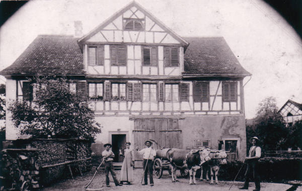 Geburtshaus der Ringgers (alt Salzauswägers), später der Hof des Heinrich Meierhofers in der Grafschaft.
Das Haus brannte 1938 ab.
Auf dem Foto v.r. Robert Ringger, Julius Ringger und Berta Ringger.