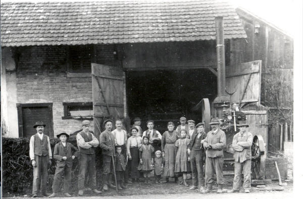 Foto 1914
Dreschen bei der Familie J. Schmid. Die Dreschmaschine wird über einen Transmissions-Lederriemen von der Dampfmaschine getrieben. Das sogenannnte "Dampfdreschen" war damals ein riesiger Fortschritt.