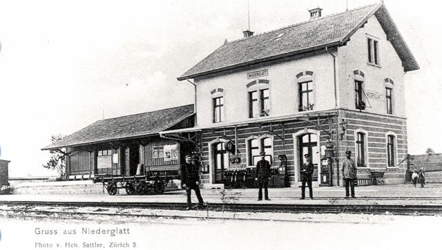 Foto um 1920
Der "neue" Bahnhof Niederglatt wurde an den alten angebaut. Das Stellwerk wurde vor den neuen Teil verlegt. Im 1923 wurde die Bahn elektrifiziert. 
