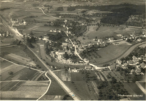 Postkarte, ca. 1930
Die Goldleisten Fabrik wurde im Jahre 1927 auf zwei Stockwerke erhöht, hier sichtbar mitten im Sägereiareal und das Haus "Ringger" rechts der Glatt, vor der oberen Glattbrücke, wurde 1934 abgerissen.