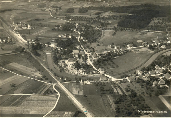 Postkarte, ca. 1930
Die Goldleisten Fabrik wurde im Jahre 1927 auf zwei Stockwerke erhöht, hier sichtbar mitten im Sägereiareal und das Haus "Ringger" rechts der Glatt, vor der oberen Glattbrücke, wurde 1934 abgerissen.