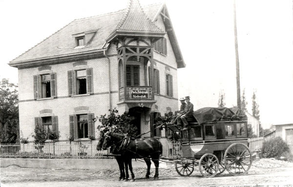 Im Jahre 1903 wurde dieses Haus als 5. Poststelle erbaut. Dieses Gebäude diente Niederglatt ein halbes Jahrhundert, bis 1953 als Post. Bis am 1. April 1914 verkehrte die sechsplätzige Pferdepostkutsche von Stadel via Windlach und Neerach ins Dorf und brachte die Postsachen mit. Ab 1914 werden für diese Route Autos (Busse) eingesetzt.