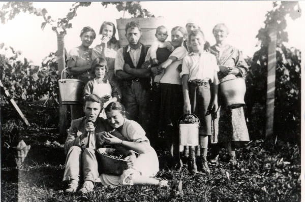 Eine Familie beim Wümmet, mit dem Bücki-Träger in der Mitte des Bildes.