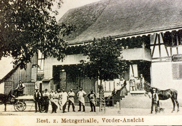 Aufnahme 1915
Auf dem Federwagen links sehen wir Eisbalken, die eben aus dem Eiskeller neben dem Rest. Löwen geholt worden sind.