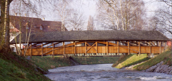 Holzsteg zum Gemeindezentrum Eichi.