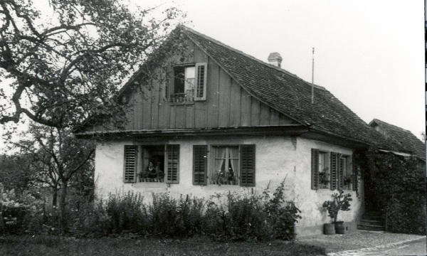 Aufnahme 1940/41
Das Haus wurde anno 1811 als das erste Schulhaus von Niederglatt erbaut. Später bekannt als das Haus des Velo-Gut.
(<i>Nöschikon baute im gleichen Jahr ebenfalls das erste Schulhaus, später bekannt als Liegenschaft Wolf. Diese wurde im 1989 abgebrochen.</i>)