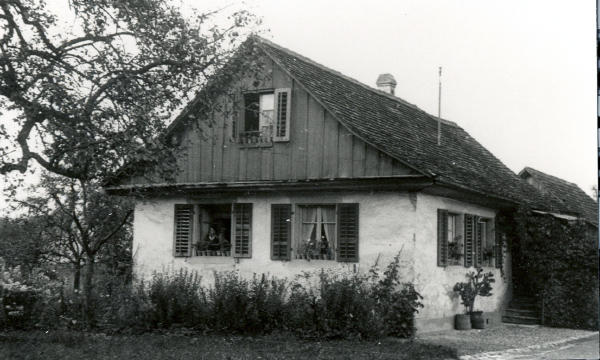 Aufnahme 1940/41
Das Haus wurde anno 1811 als das erste Schulhaus von Niederglatt erbaut. Später bekannt als das Haus des Velo-Gut.
(<i>Nöschikon baute im gleichen Jahr ebenfalls das erste Schulhaus, später bekannt als Liegenschaft Wolf. Diese wurde im 1989 abgebrochen.</i>)