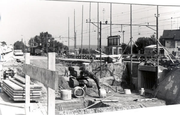 Aufnahme 1977
Mit einer Grossbaustelle wird der seit etwa 50 Jahren geplante Bahnübergang aufgehoben.
