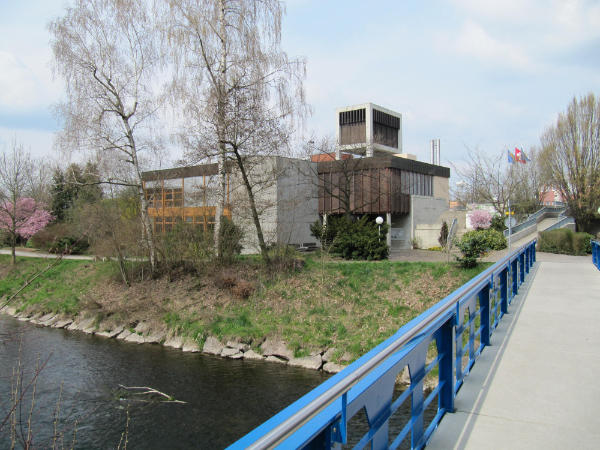 In der Bildmitte die ökumenisch benutzte Kirche von Niederglatt und im Hintergrund das Gemeindezentrum "EICHI"