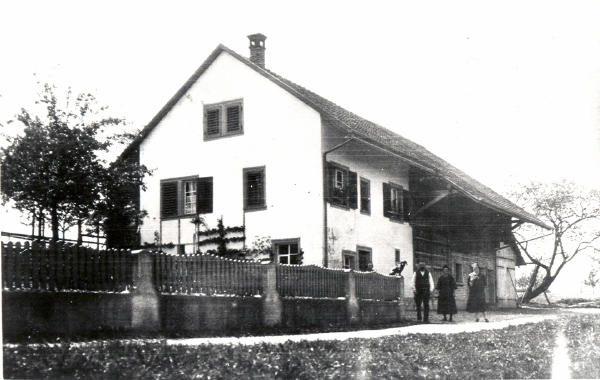 Zeitraum 1921 - 1928
Im Haus der Familie Schulthess am Madweg war im Erdgeschoss eine Werkstatt eingerichtet. Darin fertigte Schreiner Schulthess, der in Zürich arbeitete, in seiner Freizeit allerlei Holzgegenstände an.