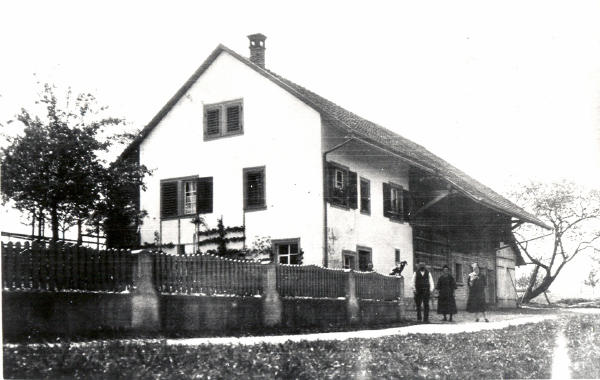 Zeitraum 1921 - 1928
Im Haus der Familie Schulthess am Madweg war im Erdgeschoss eine Werkstatt eingerichtet. Darin fertigte Schreiner Schulthess, der in Zürich arbeitete, in seiner Freizeit allerlei Holzgegenstände an.