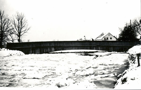 Samstag 24. Januar 1942
Es besteht grosse Gefahr, dass sich das Eis an der oberen Glattbrücke staut und diese wegreisst. Dies geschah z.B. 1824 mit einer Brücke in Niederhöri.