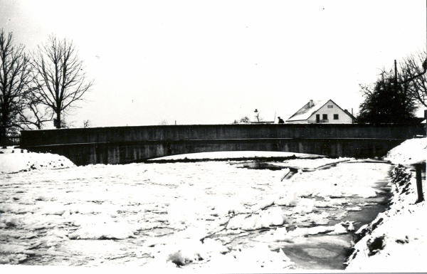 Samstag 24. Januar 1942
Es besteht grosse Gefahr, dass sich das Eis an der oberen Glattbrücke staut und diese wegreisst. Dies geschah z.B. 1824 mit einer Brücke in Niederhöri.