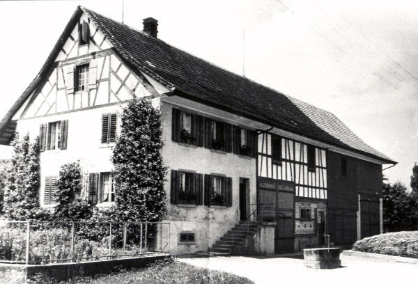 Aufnahme ca. 1950
Dieses Haus an der Kaiserstuhlstrasse wurde 1863 gebaut. Es ist ein Sandsteinbau. Im Steinbruch "Mülistieg" wurden die Sandsteine dazu gebrochen und mit Fuhrwerken zum Bauplatz geführt.
<i>(Text: Gemeinde Archiv)</i>