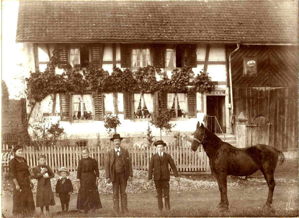 David Lang mit seiner Familie vor dem Hof an der Sonnenbergstrasse.