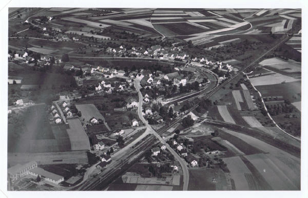 Foto, 19. Oktober 1947 
Luftaufnahme Niederglatt, von Westen gegen Osten. Die Glatt war im 1946/47 im Bereich Grossgasse massiv abgesenkt worden. Der Kanal zum Sägereiareal wurde damals zugeschüttet. <i>(Das Bild ist links leicht beschädigt)</i>