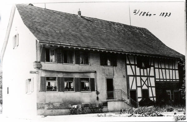 Das Baujahr der Metzgerhalle ist nicht genau bekannt. Der Kachelofen ist mit 1846/47 datiert. Von 1860-1873 war in dieser Wirtschaft auch das Postbüro untergebracht. 
Heute heisst dieses Restaurant Blauer Fasan.