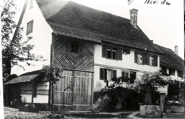 Das erste Postbüro von Niederglatt wurde 1850 im ehemaligen Haus "Amgwerd", mit Baujahr 1652, eingerichtet. Das Haus stand hinter dem Rest. Löwen und musste dem LVZ-Provisorium und späteren Coop Supermarkt weichen. 