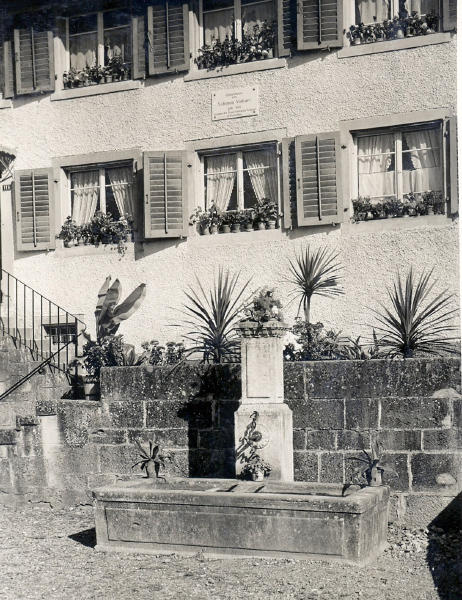 Der Brunnen vor dem Haus stammt aus dem vorletzten Jahrhundert. 1932 liess der Verkehrsverein am Haus eine Gedenktafel mit folgender Inschrift anbringen:
<b>"Geburtshaus von Salamon Volkart 1816-1893, Gründer der Firma Gebr. Volkart in Winterthur."</b>