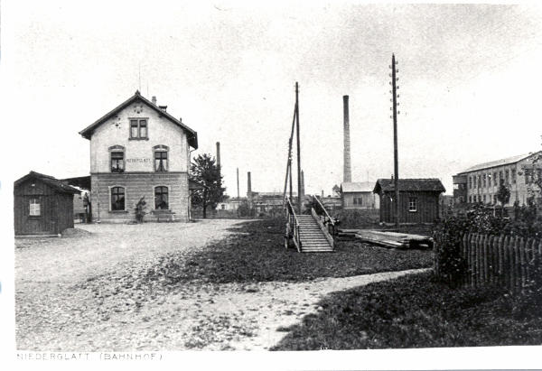 Der "neue" Bahnhof Niederglatt um 1920
Im Holzhäuschen links befand sich ein provisorisches WC. Das spätere WC wurde erst 1929 gebaut. Auf der Wiese im Vordergrund steht die Verladerampe für das Vieh. Rechts steht der hölzerne Geräteschuppen.