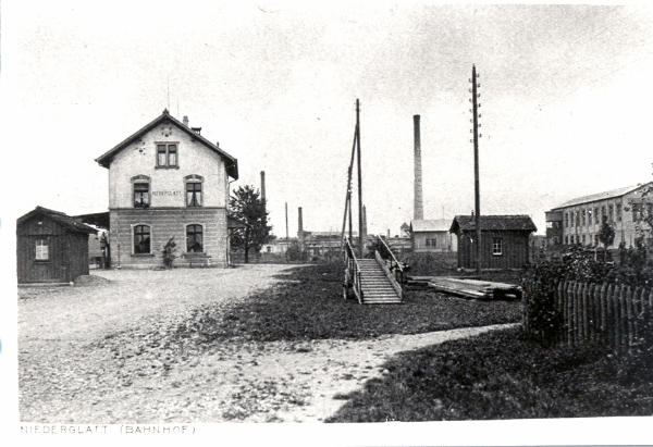 Der "neue" Bahnhof Niederglatt um 1920
Im Holzhäuschen links befand sich ein provisorisches WC. Das spätere WC wurde erst 1929 gebaut. Auf der Wiese im Vordergrund steht die Verladerampe für das Vieh. Rechts steht der hölzerne Geräteschuppen.