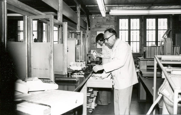 Foto 1977
Die Herren Grass und Fehr am Schalter