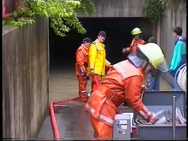 <b>Jahrhundert Hochwasser 1999</b>
Ausser ein paar Kleinschäden die die Feuerwehr behebt, haben sich die Schäden in Grenzen gehalten.
