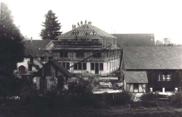 <b>1927</b>
Der Flachbau wird zur Goldleistenfabrik aufgebaut. Die beiden Turbinenhäuschen wurden nach dem Brand wieder in Stand gestellt. Zur Stromerzeugung war im linken schon 1905 und im rechten 1907 eine Turbine für elektrischen Strom eingebaut.