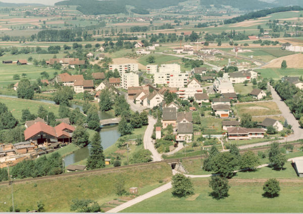 Foto ca. 1977
In den siebziger Jahren veränderte sich die Grafschaft rasant, wo alte Bauernhäuser abgebrochen und Wohnblocks errichtet wurden.
