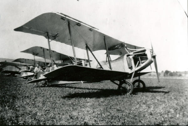 Foto zw. 1930 und 1940
Beim Feldhof wurde einst ein Feldflugplatz betrieben. Es wurden Rundflüge angeboten. 