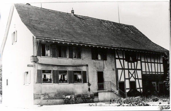 Foto ca. 1895
Das Baujahr der Metzgerhalle ist nicht genau bekannt. Der Kachelofen ist mit 1846/47 datiert. Von 1860-1873 war in dieser Wirtschaft auch das Postbüro untergebracht. Bei einer Renovation wurden die Riegel verputzt, weil es um die Jahrhundertwende so Mode war. 
Erst 1950/51 wurden sie bei einer erneuten Renovation wieder freigelegt.