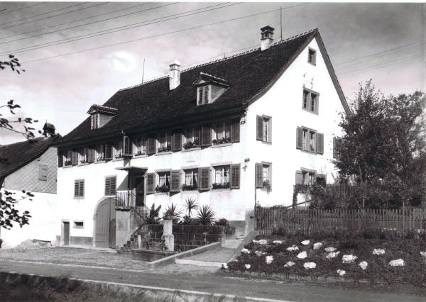 Foto 1932
In diesem Haus wurde 1816 Salomon Volkart geboren. Er grüdete zusammen mit seinem Bruder die Weltfirma "Gebr. Volkart in Winterthur" mit Handelshäusern in Winterthur und Bombay.
Von 1835 - 1841 befand sich in diesem Haus das erste Sekundarschulzimmer und eine Lehrerwohnung.Damals gehörte das Haus dem Quartierhauptmann Volkart.
<i>(Text: Gemeinde Archiv)</i>