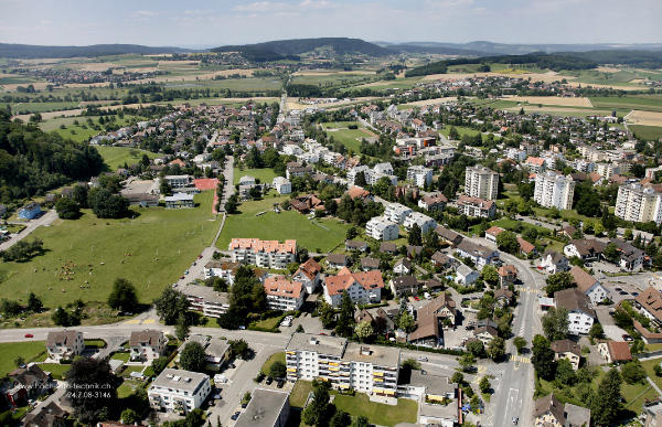 Foto 2008
Im Vordergund, von links die Sonnenbergstrasse einmündend in die Zürcherstrasse übergehend in die Kaiserstuhlstrasse Richtung Neeracherriet, im Hintergrund der Stadlerberg, rechts der Höriberg.