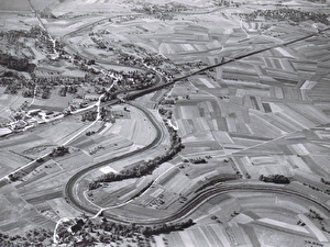 Foto 6. Juni 1950
Vier Elemente prägen diese Luftaufnahme: Da sind einmal die Felder, die sich mit einem Parkettboden vergleichen lassen. Das <b>Ackerland</b> in der rechten Bildhälfte ist das älteste bebaute Land in unserer Gemeinde, denn es war, da leicht erhöht, von jeher vor Überschwemmungen sicher.
Zwei Linien beherrschen zudem das Bild: Die <b>Glatt</b> und die <b>Bahnlinie</b> mit Bahnhof am linken Bildrand.
Als viertes Element, die <b>Dörfer</b>: u.l. Hofstetten, oben v.l.n.r. Oberhöri, Niederhöri und Endhöri.

