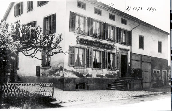 Das Restaurant zur Post stand an der Kaiserstuhlstrasse und war die 3. Poststelle von Niederglatt von 1873 bis 1895. An dieser Stelle steht heute ein neues Haus, in welchem sich die Bar Lounge "Puls 29" befindet.